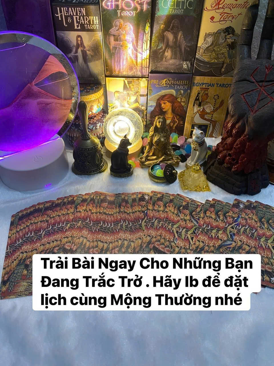 Không gian trải bài Tarot của Mộng Thường